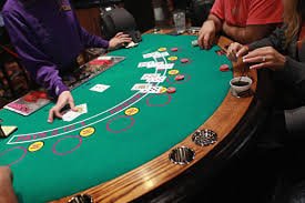 letsbet প্ল্যাটফর্মে বাংলাদেশি ব্যবহারকারী মোবাইলে গেম খেলছেন